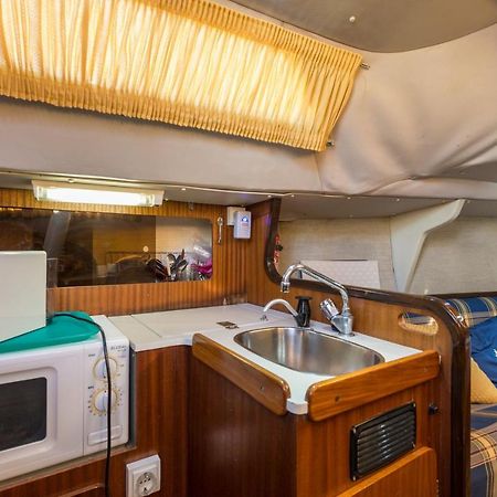Pequeno Velero En Port Forum Ideal Para Backpackers Сан-Адриан-де-Бесос Экстерьер фото