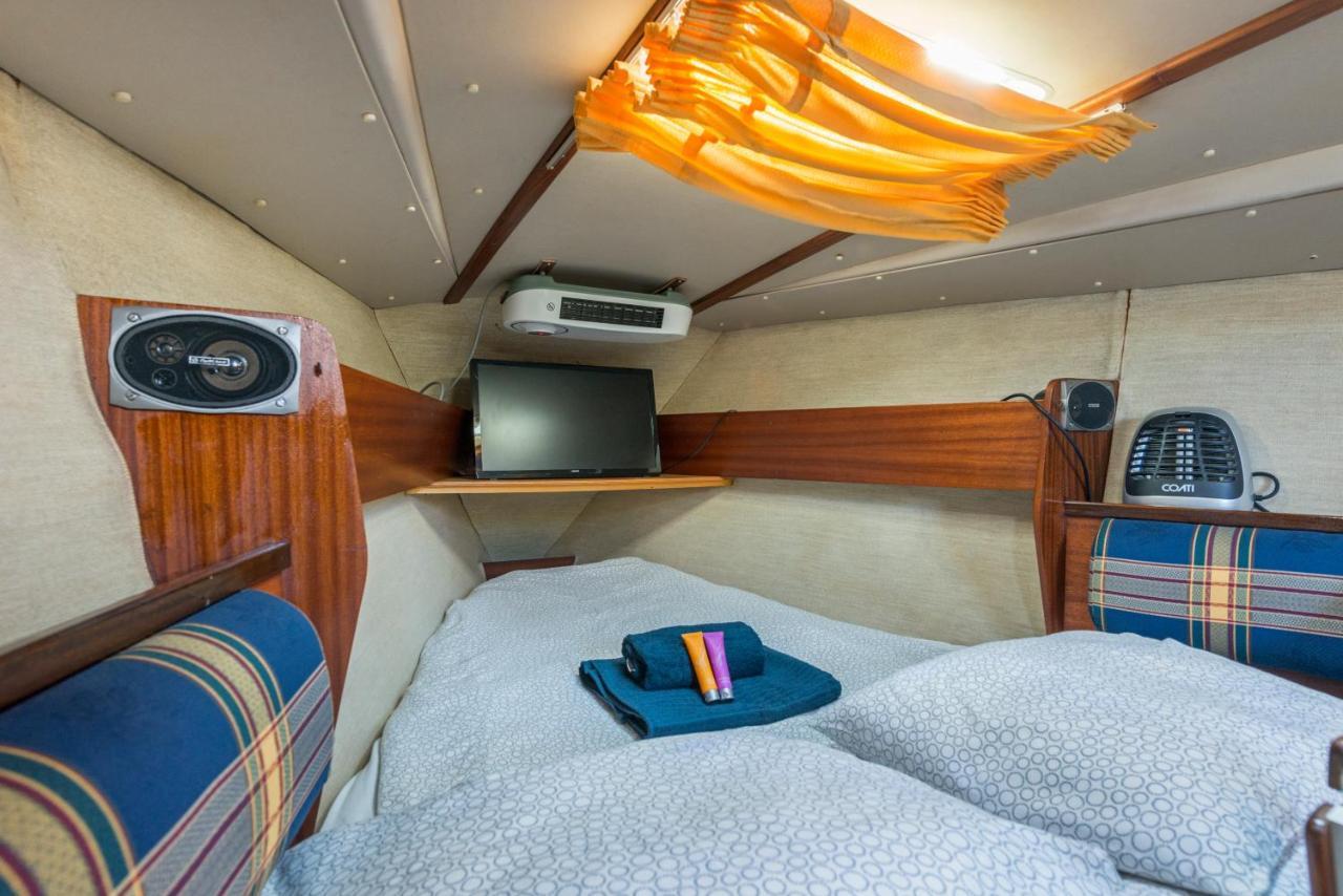 Pequeno Velero En Port Forum Ideal Para Backpackers Сан-Адриан-де-Бесос Экстерьер фото