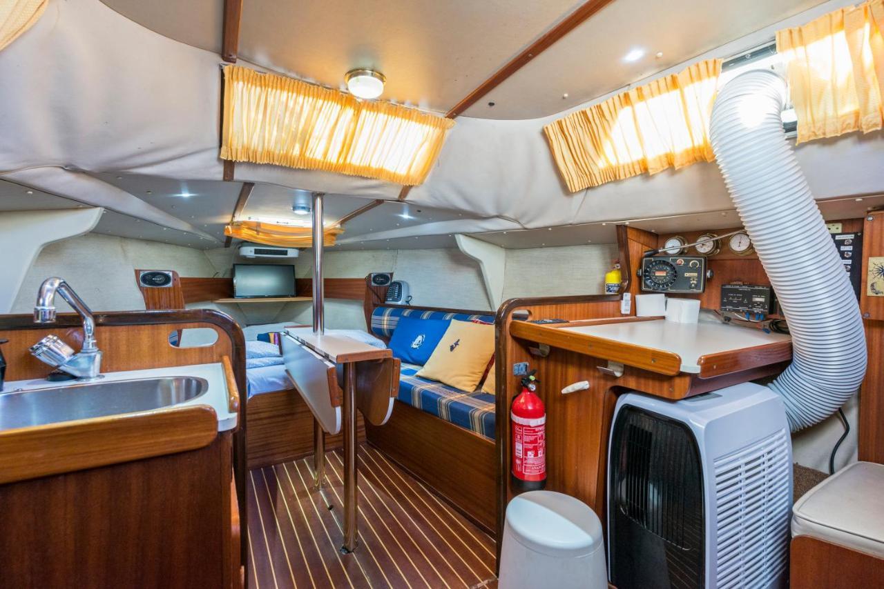 Pequeno Velero En Port Forum Ideal Para Backpackers Сан-Адриан-де-Бесос Экстерьер фото