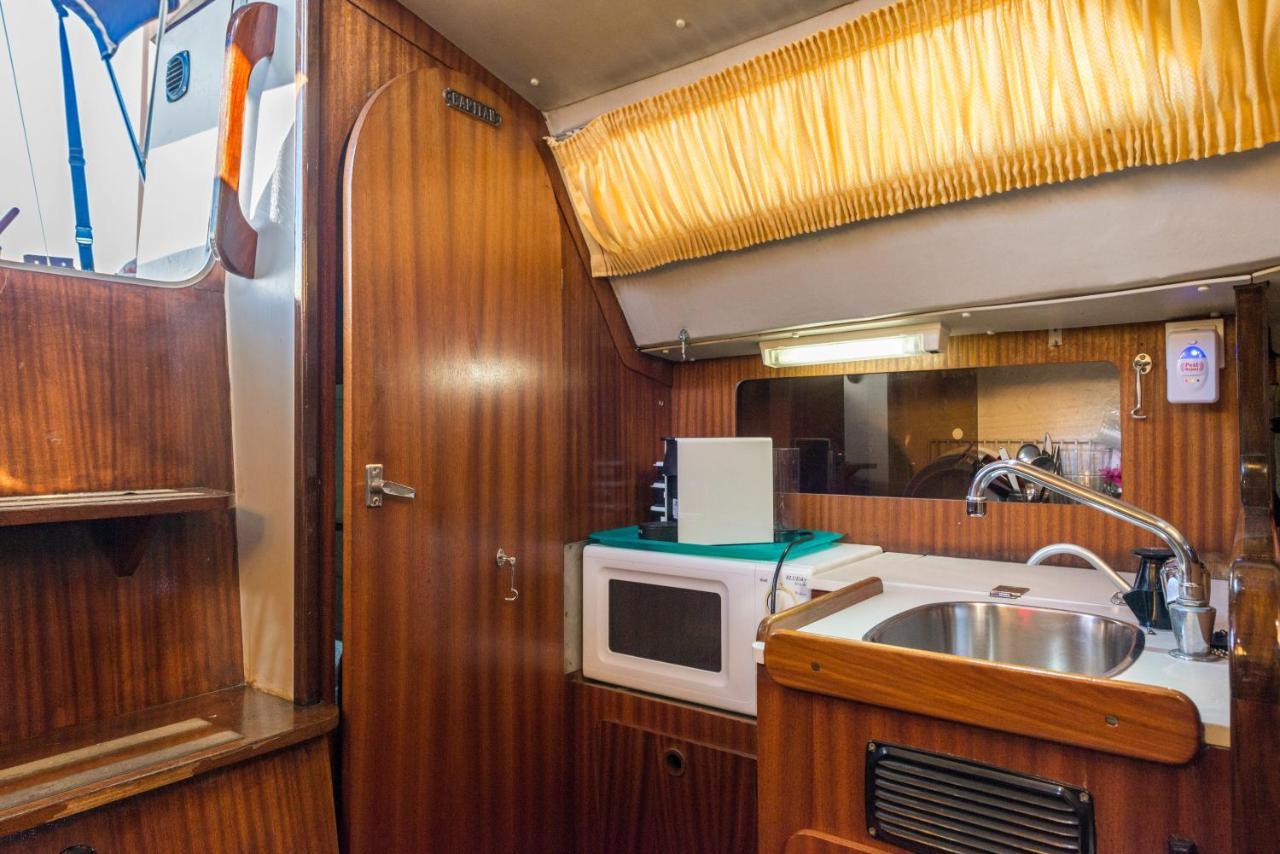 Pequeno Velero En Port Forum Ideal Para Backpackers Сан-Адриан-де-Бесос Экстерьер фото