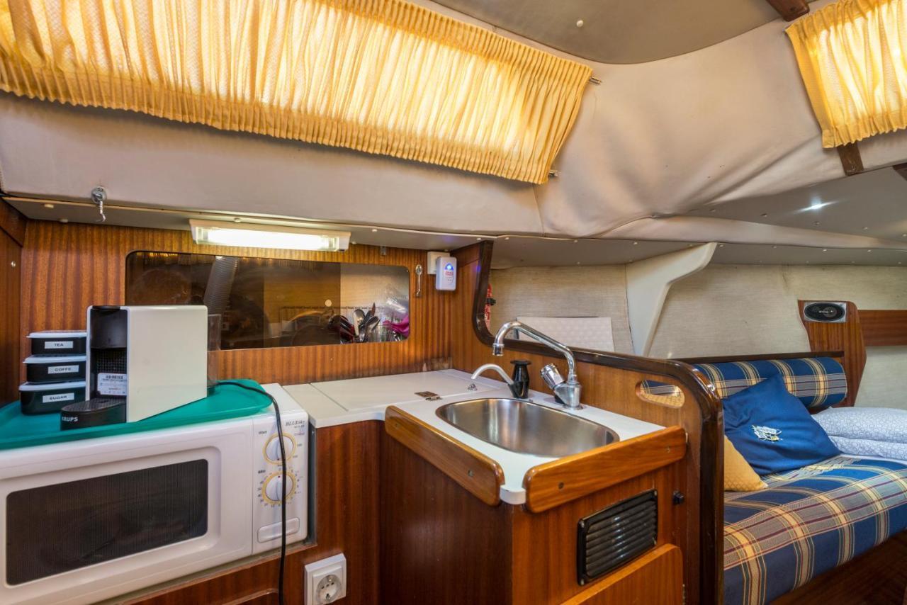 Pequeno Velero En Port Forum Ideal Para Backpackers Сан-Адриан-де-Бесос Экстерьер фото